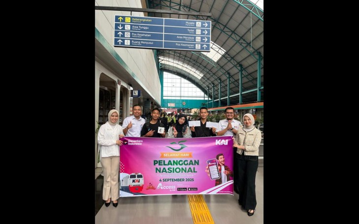 Hari Pelanggan Nasional 2025, KAI Divre III Palembang Sapa Langsung Penumpang di Stasiun Kertapati