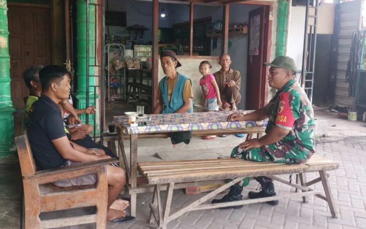 Komsos Babinsa bersama warga binaannya