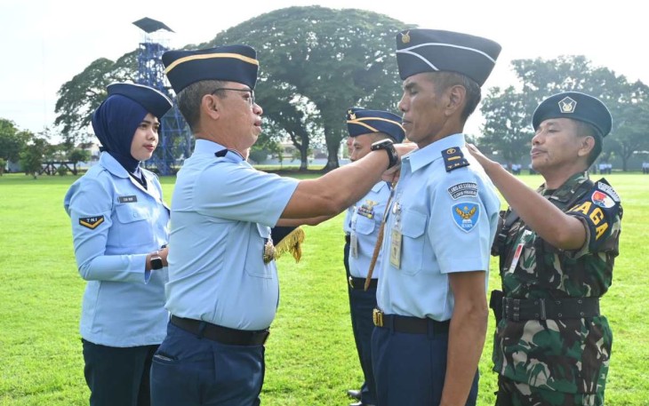 Danlanud Adi Soemarmo Marsma TNI Bambang Juniar Djatmiko saat menyematkan kenaikan pangkat anggotanya, Kamis (2/1/25)
