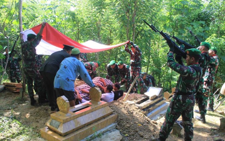 Tembakan salvo iringi pemakaman 