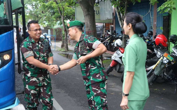 Dandim 0807/Tulungagung Letkol Kav Mohammad Nashir saat menyambut kedatangan Danrem 081/DSJ Kolonel Inf Rama Pratama, Jum'at (3/1/25)