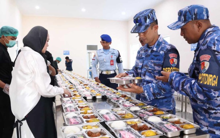 Pengecekan pendistribusian makanan bergizi Lanud Husein Sastranegara Bandung, Jum'at (3/1/25)