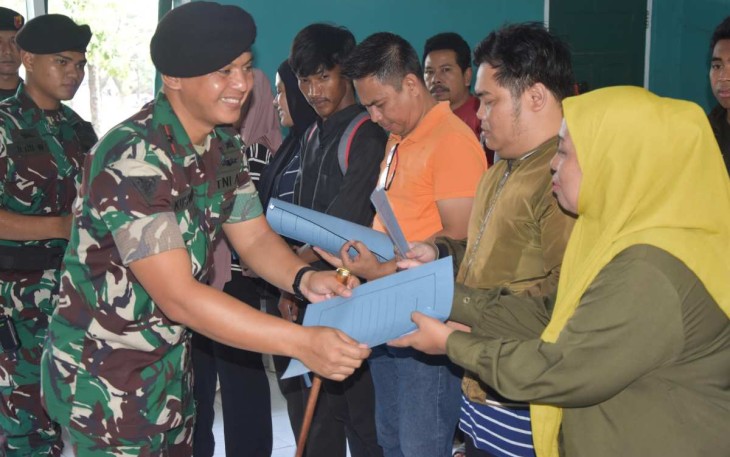 Danyonkav 10/Mendagiri Mayor Kav Kuswara S.I.P., saat menyerahkan akta kelahiran ke masyarakat, Jum'at (3/1/25)
