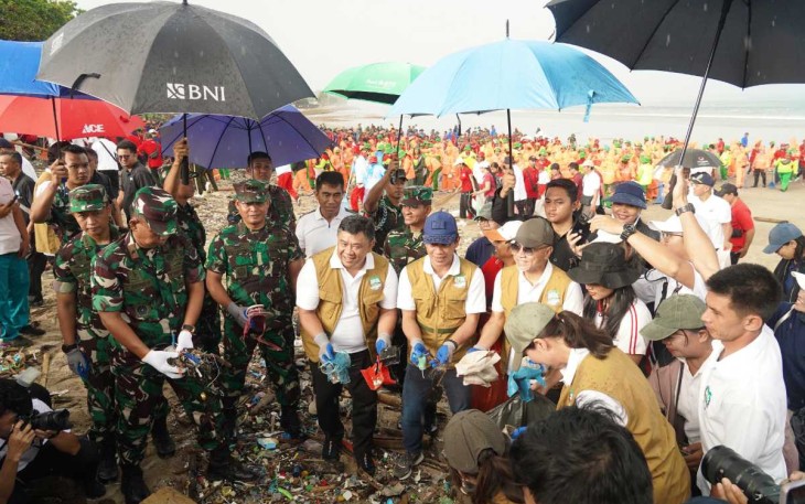 Pangdam IX Udayana Mayjen TNI Muhammad Zamroni bersihkan pantai Kuta, Sabtu (4/1/25)