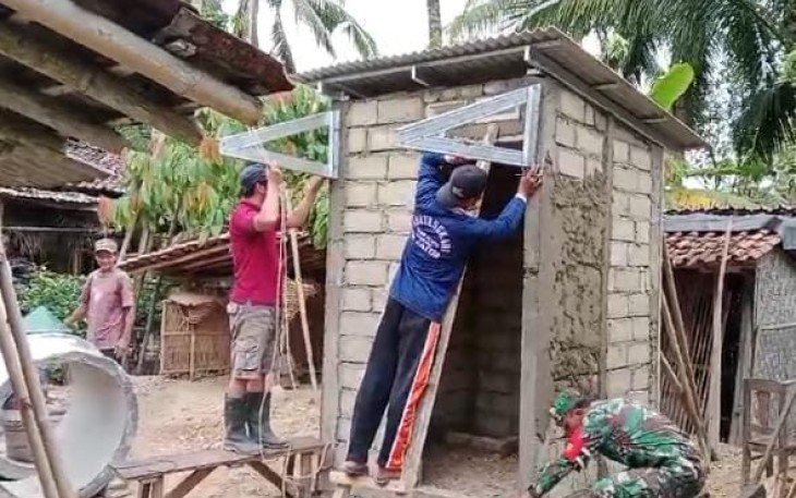 Bantu bangun jamban warga desa binaan 