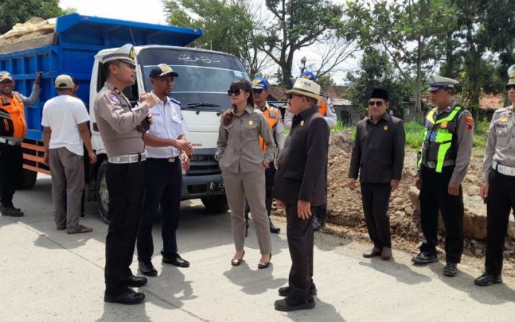 Kbo Satlantas Polres Kendal Iptu Joko Santoso menjelaskan penertiban truk muatan galian C, Minggu (5/1/25)