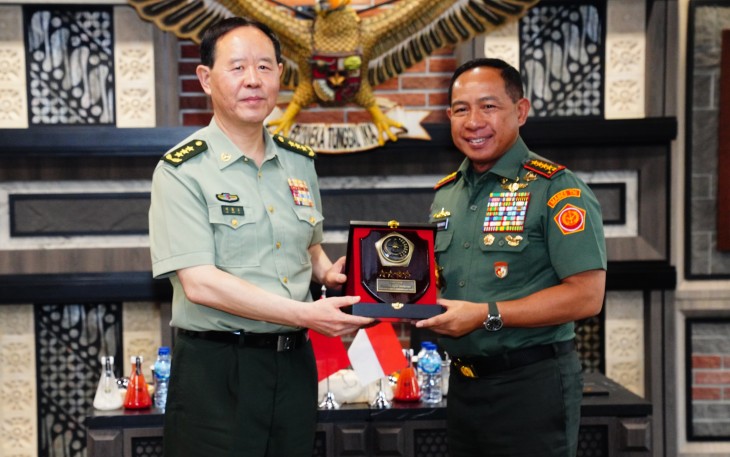Panglima TNI Jenderal TNI Agus Subiyanto saat menerima Kunjungan Kehormatan Kepala Staf Gabungan Angkatan Bersenjata Republik Rakyat Tiongkok (RRT) Jenderal Liu Zhenli