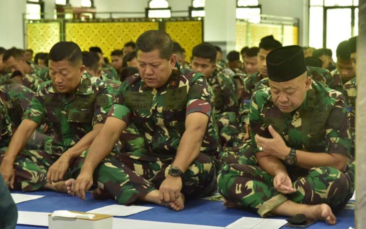 Pangkoarmada III Laksda TNI Hersan saat doa bersama 