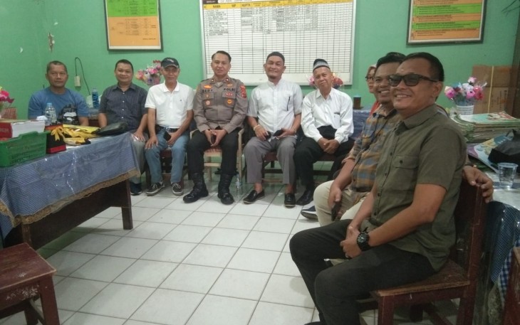 Kompol Dedy Dharma Saat Memediasi Antara Guru dan Orangtua Siswa.