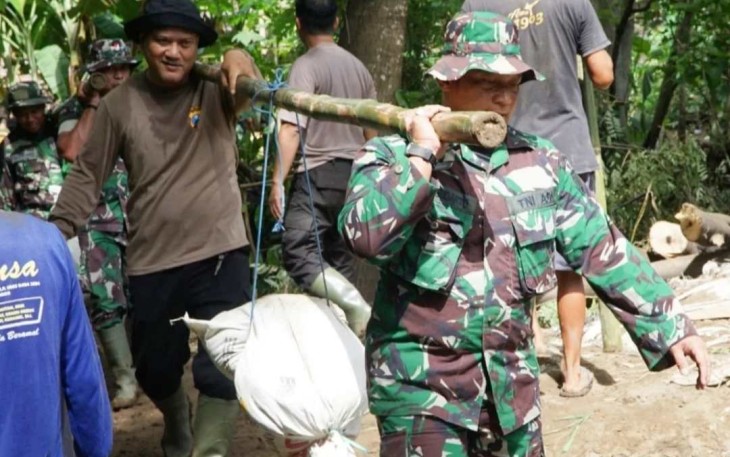 Berjibaku bantu evakuasi material longsor 