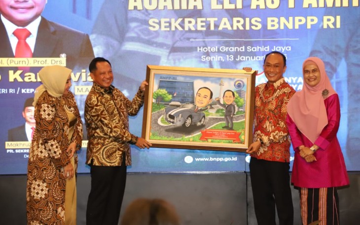 Mendagri Tito Karnavian memberikan cenderamata Prof Zudan Arif Fakhrulloh di Jakarta, Senin (13/1)