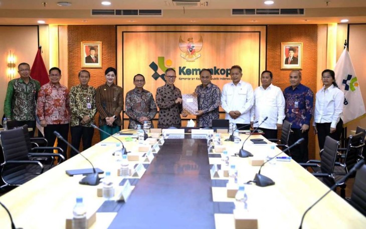 Menkop Budi Arie Setiadi menyerahkan daftar koperasi di sektor jasa keuangan ke OJK di Jakarta, Senin (13/1)