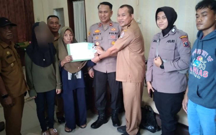 Kapolsek Delitua Lakukan Pendampingan Keluarga  Korban Pengurusan Akte Lahir.