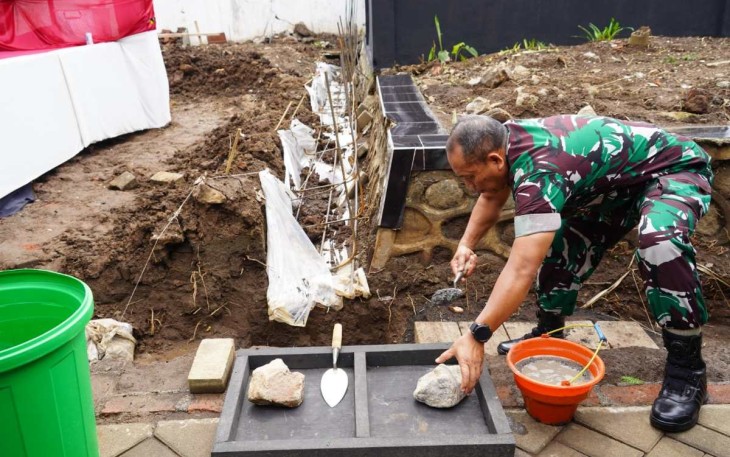 Pangdivif 2 Kostrad Mayjen TNI Susilo meletakkan batu pertama pembangunan Fitnes Plus Singosari, Kamis (16/1)