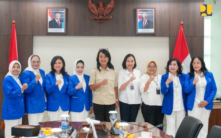 Wamen PU Diana Kusumastuti foto bersama IWAPI di Jakarta, Kamis (16/1)