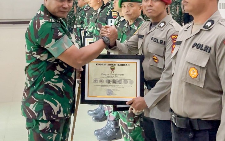 Personel Polrestabes Medan Terima Penghargaan dari Pangdam I BB