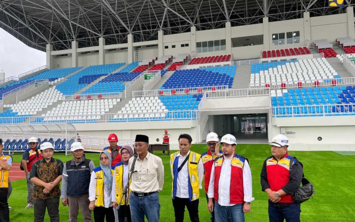 Menteri PU Dody Hanggodo saat meninjau stadion Kanjuruhan Malang, Sabtu (18/1)