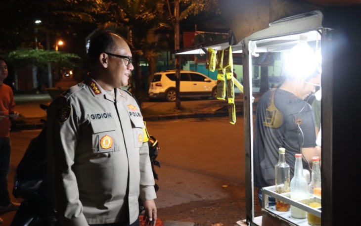 Laksanakan Giat Patroli di Malam Hari, Kapolrestabes Medan Sempatkan Menyapa Warga