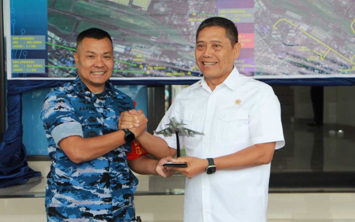 Danlanud Husein Sastranegara Kolonel Pnb Alfian memberikan cenderamata Kepala Staf Kepresidenan Letjen TNI (Purn) AM Putranto di Bandung, Senin (20/1)