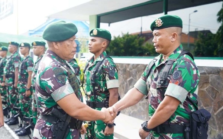 Pangdivif 2 Kostrad Mayjen TNI Susilo menyalami dengan hangat prajurit Yonif 503/Mayangkara di Mojokerto, Senin (20/1)
