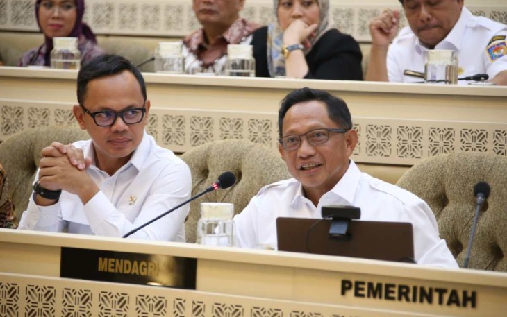 Mendagri Tito Karnavian memberikan penjelasan dalam rapat kerja dengan Komisi II DPR RI di Jakarta, Rabu (22/1)
