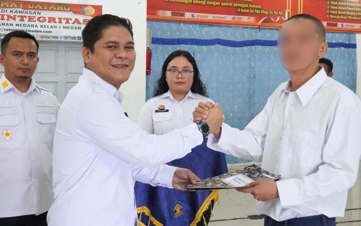 Penyerahan Remisi Khusus kepada Warga Binaan Beragama Konghuchu di Rutan Kelas I Medan
