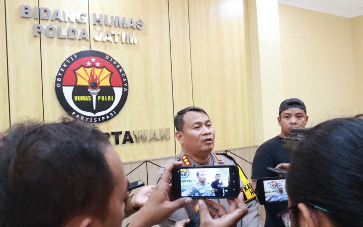 Kabid Humas Polda Jatim Kombes Dirmanto saat memberikan keterangan pers 