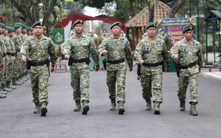 Tradisi penerimaan warga baru Menarmed 2 Kostrad, Rabu (5/2)