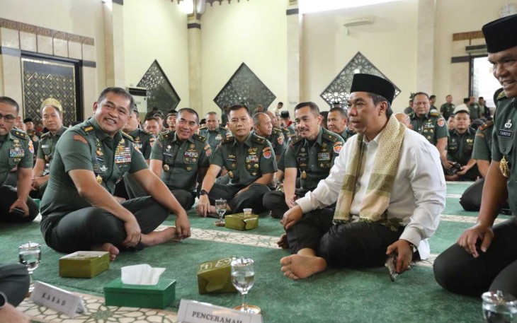 Kasad Jenderal TNI Maruli Simanjuntak menghadiri isra mi'raj di masjid At Taqwa, Mabesad, Jakarta, Kamis (6/2)
