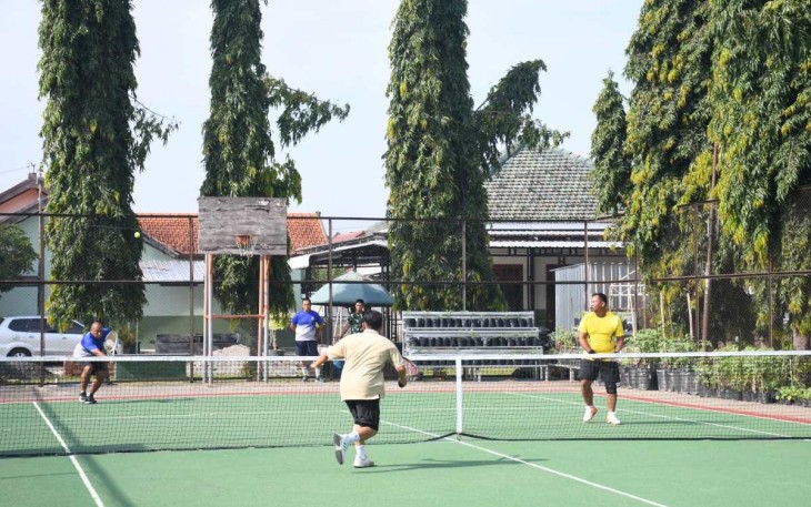 Olahraga tenis lapangan jajaran Korem 081/DSJ, Jum'at (7/2)