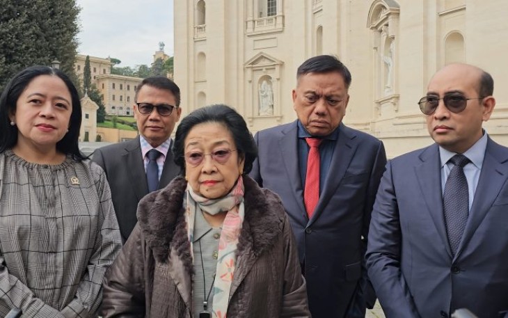 Megawati Soekarnoputri bersama Puan Maharani saat di Vatikan