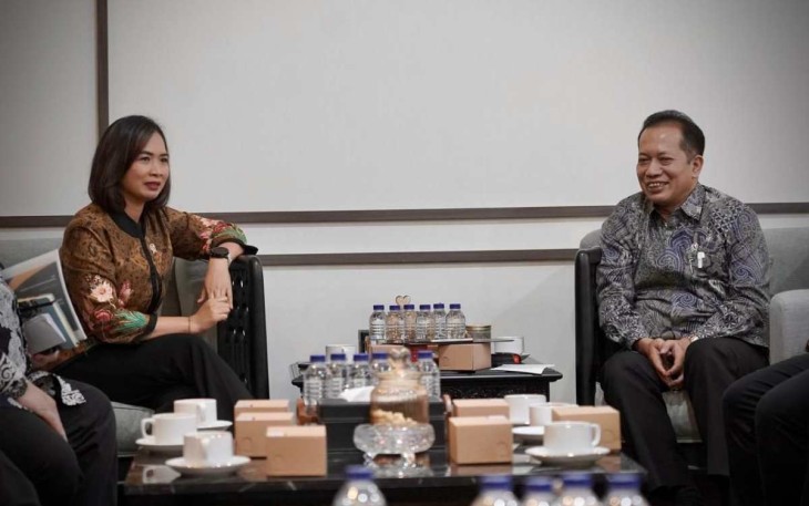 Wamenkop Ferry Juliantono bersama Wamenpar Ni Luh Puspa di Jakarta, Jum'at (7/2)