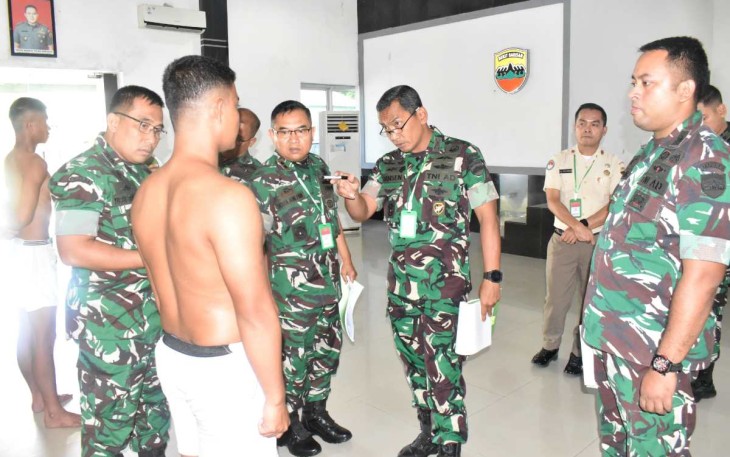 Danrem 023/KS Kolonel Inf Jansen P Nainggolan saat sidang parade, Senin (10/2)