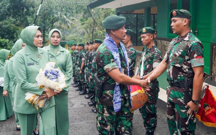Pangkostrad Letjen TNI Mohammad Fadjar menyalami prajuritnya di Menlatpur Kostrad, Karawang, Senin (11/2)
