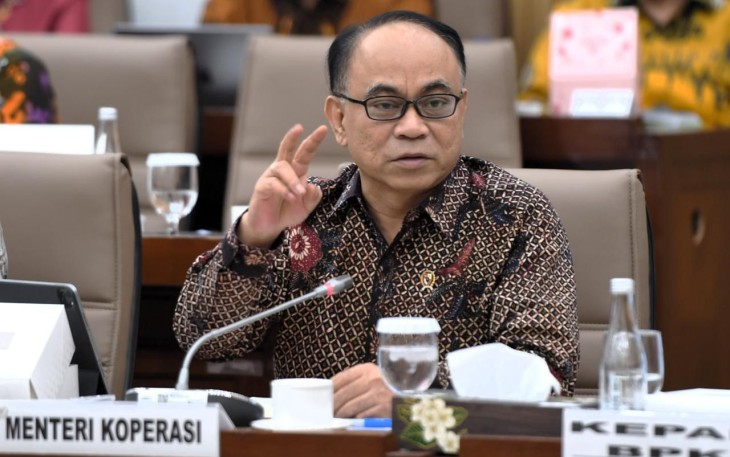 Menkop Budi Arie Setiadi memberikan pemaparan dalam raker bersama Komisi VI DPR RI di Jakarta, Rabu (12/2)