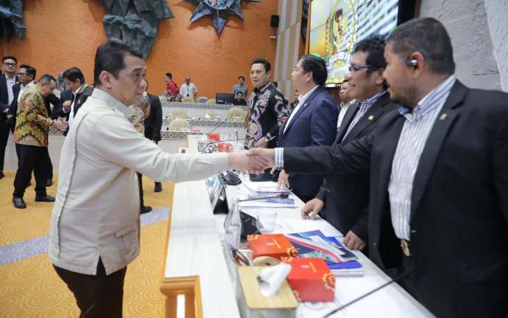 Wamendes Arizal Patria bersalaman dengan Komisi V DPR RI di Jakarta, Rabu (12/2)