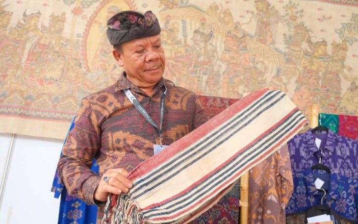 Pengrajin tenun khas Bali