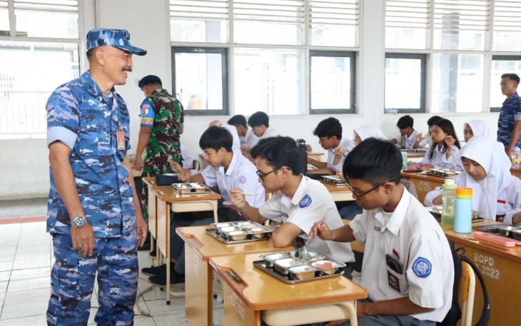 Program MBG lanud Husein Sastranegara di SMAN 9 Bandung, Senin (17/2)