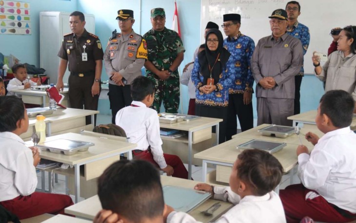 Dandim 0805/Ngawi Letkol Arh Setu Wibowo saat launching program MBG di SDN Ngawi Purba 2, Senin (17/2)