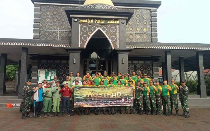 Karya bakti Denma Divif 1 Kostrad di masjid Hajar Aswad, Cilodong, Depok, Kamis (20/2)