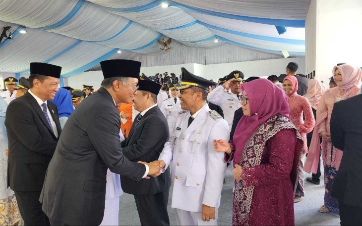 Menteri PU Dody Hanggodo memberikan ucapan selamat kepada kepala daerah usai dilantik, Kamis (20/2)