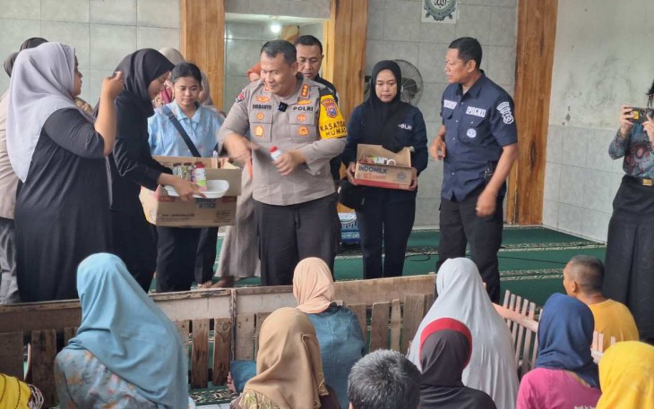 Kabid Humas Polda Jatim Kombes Dirmanto saat memberikan santunan di pondok griya welas asih, Jum'at (21/2)