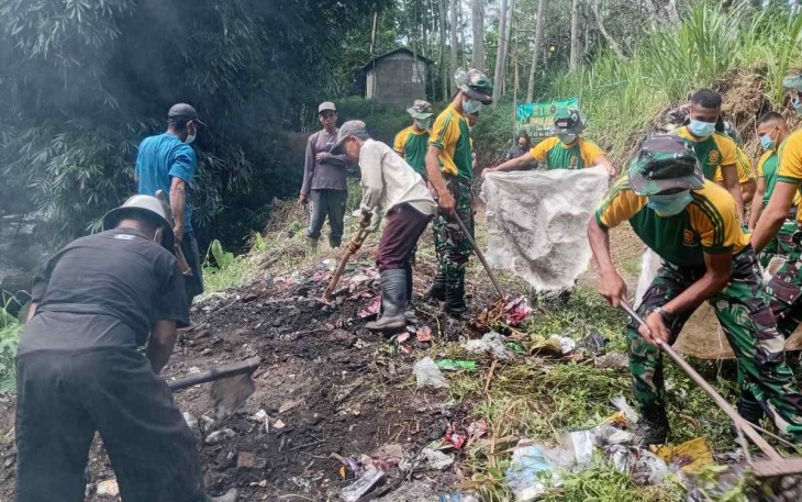 Karya bakti peduli atasi sampah Brigif 18 Trisula, Jum'at (21/2)