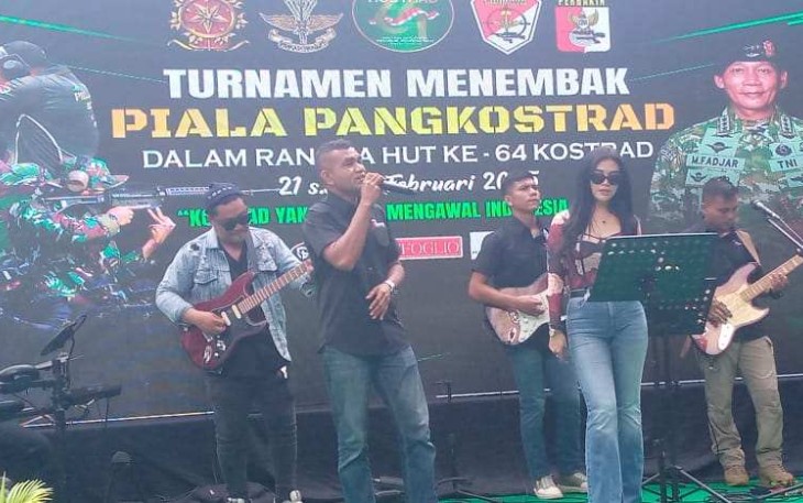 Vocalis Prakarsa Band Ajen Divif 1 Kostrad saat melantunkan lagu semangati peserta lomba menembak Pangkostrad Cup 2025, Cilodong, Sabtu (22/2)