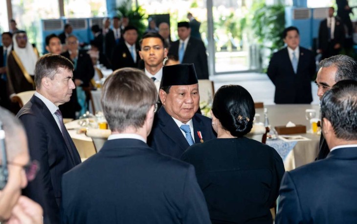 Presiden Prabowo Subianto menyalami Ketua DPR RI Puan Maharani saat peluncuran Danantara di Jakarta, Senin (24/2)