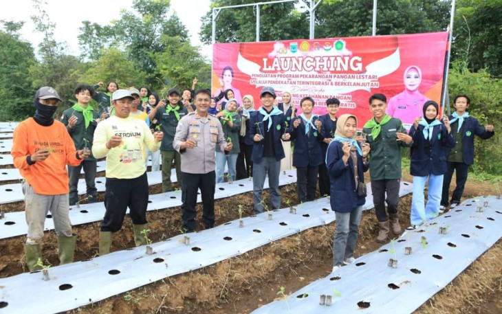 Kapolres Batu AKBP Andi Yudha Pranata bersama mahasiswa UIN Malang wujudkan ketahanan pangan nasional, Senin (24/2)