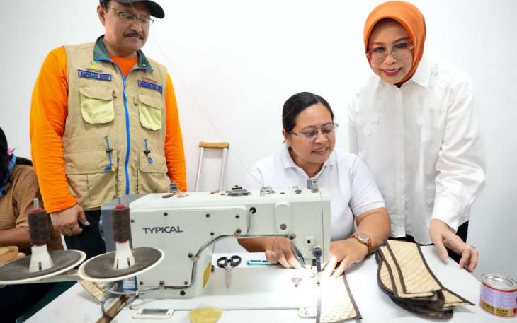 Mensos Saifullah Yusuf meninjau langsung pekerja disabilitas di Bali, Selasa (25/2)