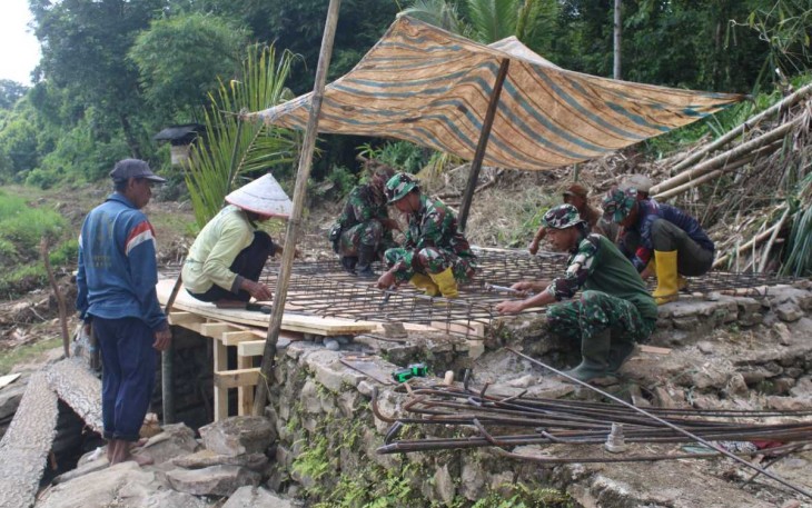 Rangkai besi cor bersama warga di lokasi TMMD 