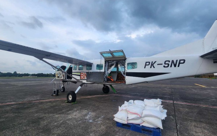 Pesawat BNPB melaksanakan modifikasi cuaca, Selasa (4/3)