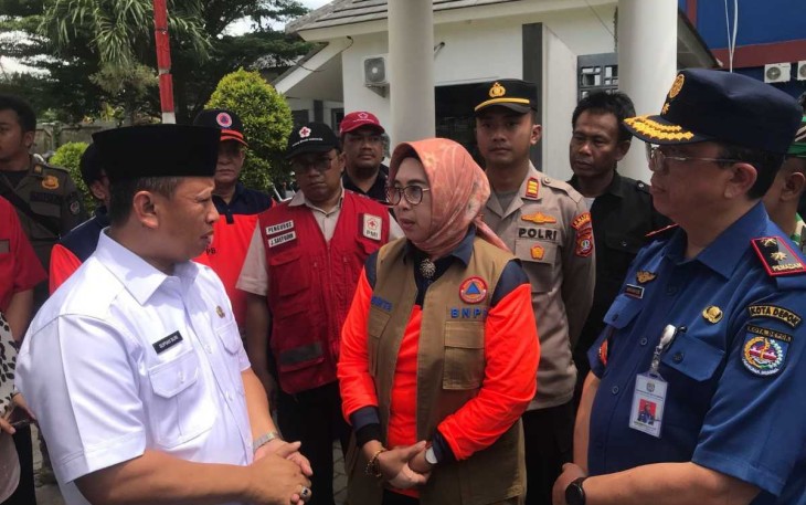 Deputi Bidang Pencegahan BNPB Prasinta Dewi menerima pemaparan Walikota Depok Supian Suri dalam meninjau lokasi terdampak banjir di Kota Depok, Jawa Barat, Rabu (5/3).